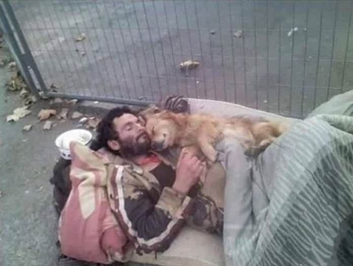 Morador de rua dorme abraçado com o seu cachorro que nunca o abandona