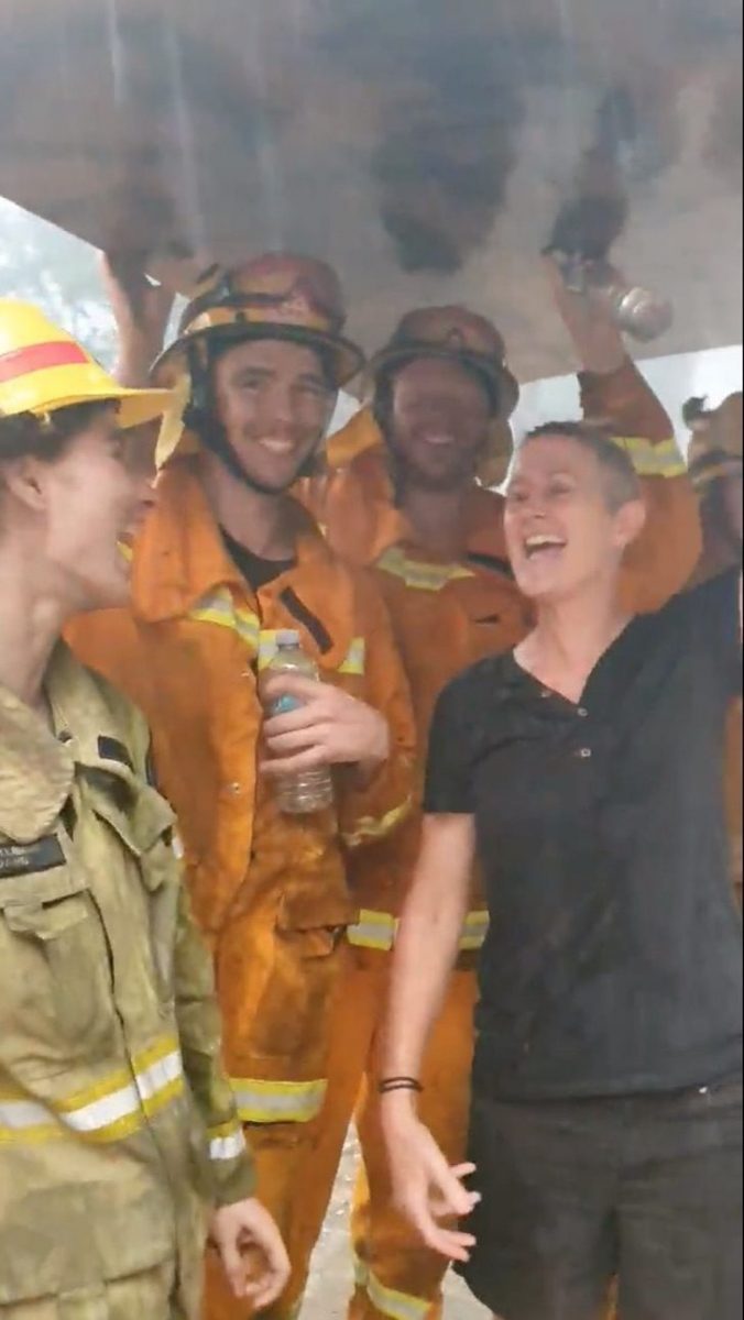 revistapazes.com - Chove na Austrália após semanas de incêndios violentos. Bombeiros comemoram e pulam de alegria