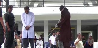 Líder religioso cria lei contra adultério em seu país e é flagrado e punido com 28 chibatadas