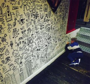 revistapazes.com - Garoto de 9 anos que se meteu em problemas por rabiscar na aula consegue um emprego decorando um restaurante com seus desenhos