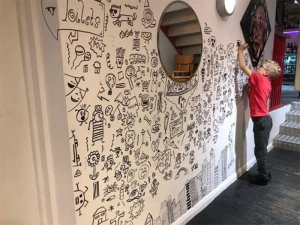 revistapazes.com - Garoto de 9 anos que se meteu em problemas por rabiscar na aula consegue um emprego decorando um restaurante com seus desenhos