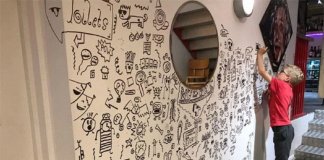 Garoto de 9 anos que se meteu em problemas por rabiscar na aula consegue um emprego decorando um restaurante com seus desenhos