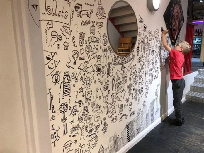Garoto de 9 anos que se meteu em problemas por rabiscar na aula consegue um emprego decorando um restaurante com seus desenhos