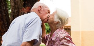 Idosos se casam em asilo onde se conheceram, aos 90 e 75 anos de idade