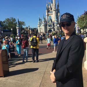 revistapazes.com - Este homem levou mais de 1000 crianças para a Disney de graça