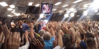 Igreja usa o dinheiro do dízimo para quitar dívidas de 48 famílias de sua congregação