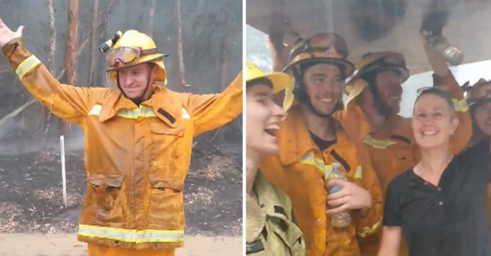 Chove na Austrália após semanas de incêndios violentos. Bombeiros comemoram e pulam de alegria