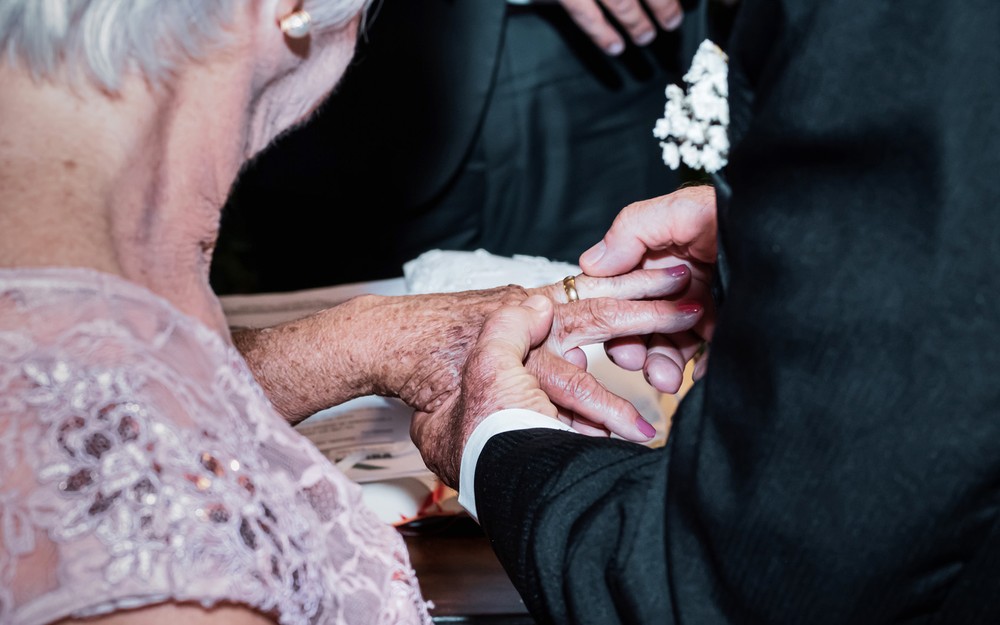 revistapazes.com - Idosos se casam em asilo onde se conheceram, aos 90 e 75 anos de idade