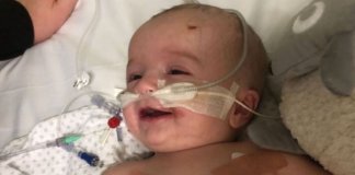 Bebê acorda e sorri para o pai após ficar sete meses em coma