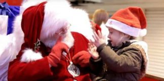 Papai Noel surpreende menina surda ao falar com ela na língua de sinais
