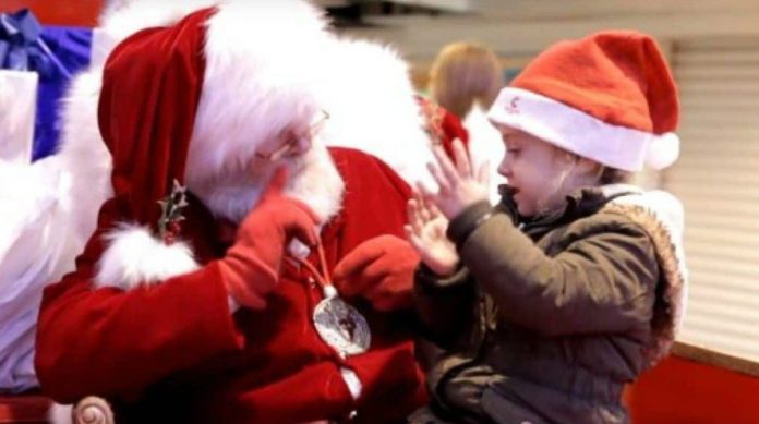 Papai Noel surpreende menina surda ao falar com ela na língua de sinais