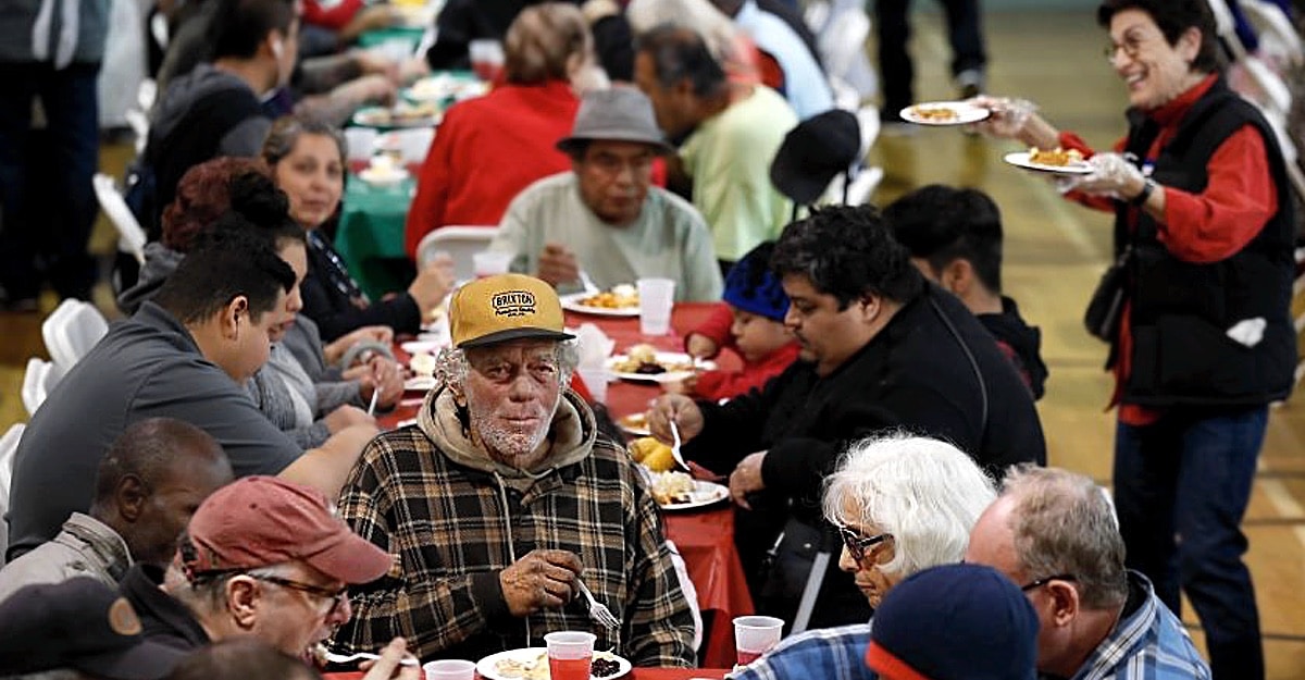 cena-navidad-personas-solas-sin-familia-hogar-1