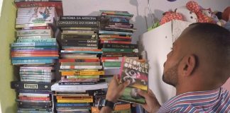 Coletor de lixo recupera livros jogados fora e cria biblioteca com mais de 200 exemplares em casa