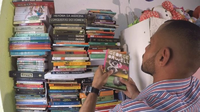 Coletor de lixo recupera livros jogados fora e cria biblioteca com mais de 200 exemplares em casa
