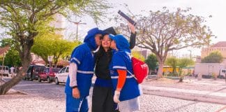 Filha de garis homenageia pais em ensaio fotográfico de formatura em Quixadá, sertão do Ceará