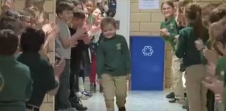 Menino de 6 anos é aplaudido na escola após vencer câncer. Assista
