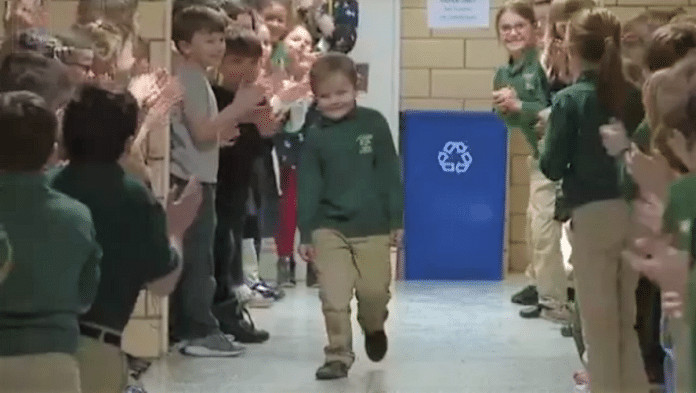 Menino de 6 anos é aplaudido na escola após vencer câncer. Assista