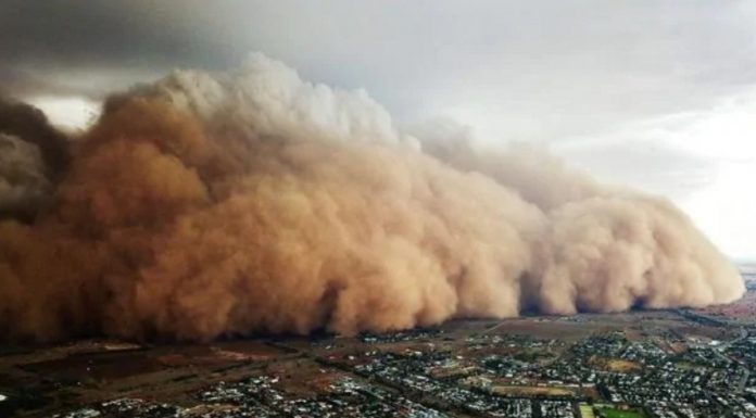 Sem sequer terem acabado os incêndios, Austrália sofre agora com tempestades de areia, granizo e raios – Veja o vídeo!