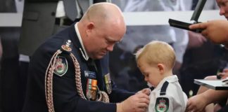 Filho bebê de bombeiro que morreu nos incêndios na Austrália recebe medalha em homenagem ao seu pai