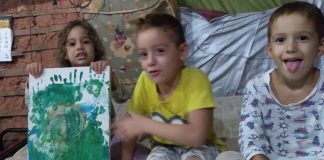 Menino faz vídeo para vender ‘obra de arte’ da irmã de 4 anos e construir casa para a família em Teresina