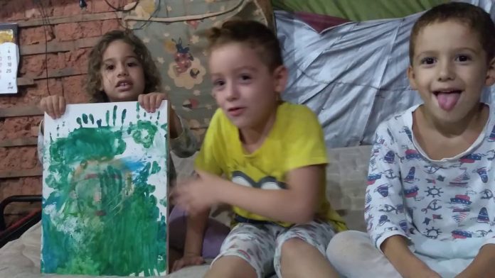 Menino faz vídeo para vender ‘obra de arte’ da irmã de 4 anos e construir casa para a família em Teresina