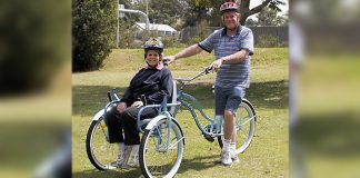 Em razão da mobilidade reduzida da esposa, este senhor fez uma bicicleta adaptada para passearem juntos