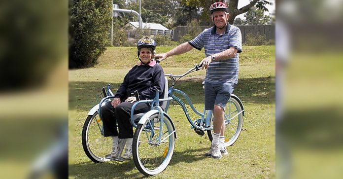 Em razão da mobilidade reduzida da esposa, este senhor fez uma bicicleta adaptada para passearem juntos
