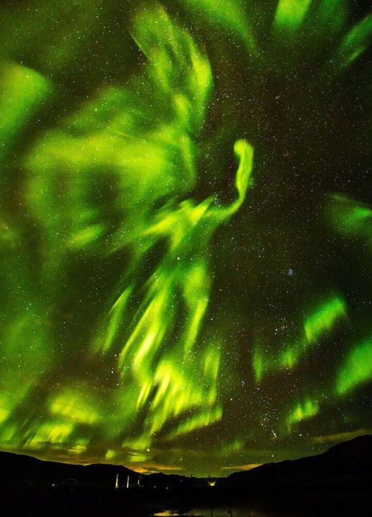 revistapazes.com - Fotógrafo islandês captura uma majestosa "fênix" na aurora boreal, abrindo suas asas no universo