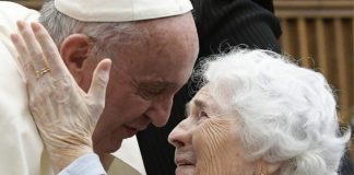 Papa Francisco pede que acolhamos avós e avôs solitários