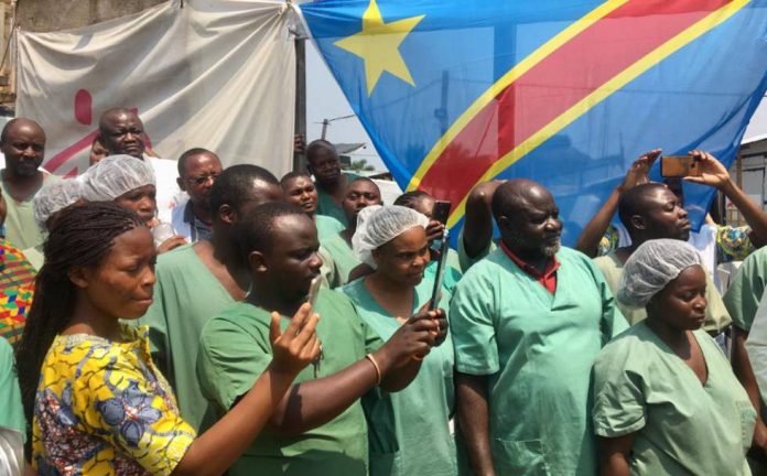 O último paciente com Ebola recebeu alta no Congo. E eles comemoraram com músicas e danças