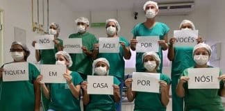 Médicos e enfermeiros emociona com foto pedindo para que as pessoas fiquem em casa