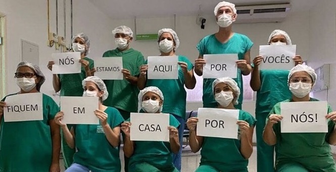 Médicos e enfermeiros emociona com foto pedindo para que as pessoas fiquem em casa