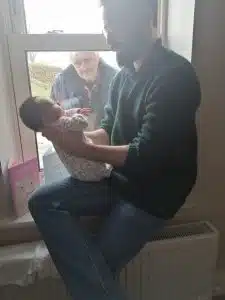 Avô em isolamento conhece o neto recém-nascido pela janela de casa revistapazes.com - Avô em isolamento conhece o neto recém-nascido pela janela de casa