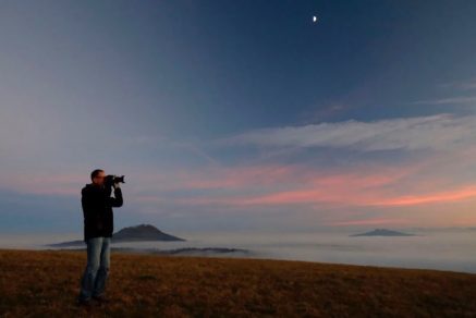 revistapazes.com - Fotógrafo registra uma coordenação espetacular de pássaros no crepúsculo e só mais tarde percebe a maravilha que capturou