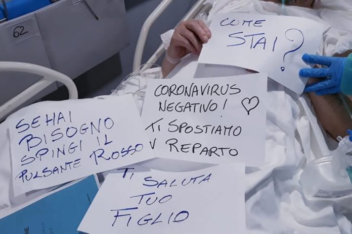 Coronavírus: na Itália, a doçura infinita de enfermeiros que se comunicam com pacientes idosos surdos