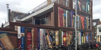 Artistas holandeses pintam estante gigante em um prédio de apartamentos com os livros favoritos dos moradores