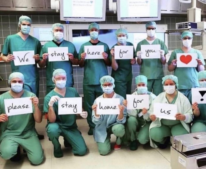 revistapazes.com - Médicos e enfermeiros emociona com foto pedindo para que as pessoas fiquem em casa