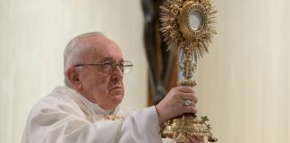 Papa reza pelas famílias que não podem sair de casa
