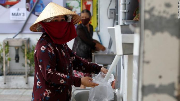 Caixa eletrônico é colocado nas ruas para distribuir arroz no Vietnan, de graça