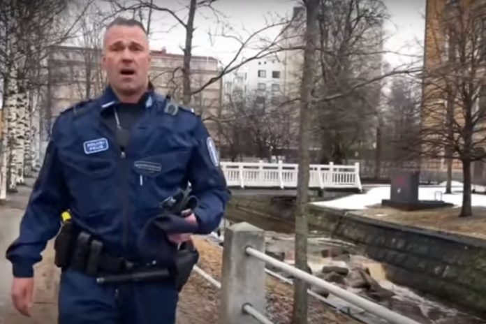 Policial finlandês ganha o mundo ao cantar ópera pelas ruas vazias de seu país (vídeo)