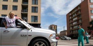 O dia em que enfermeiros barram protestos contra o isolamento social, nos Estados Unidos