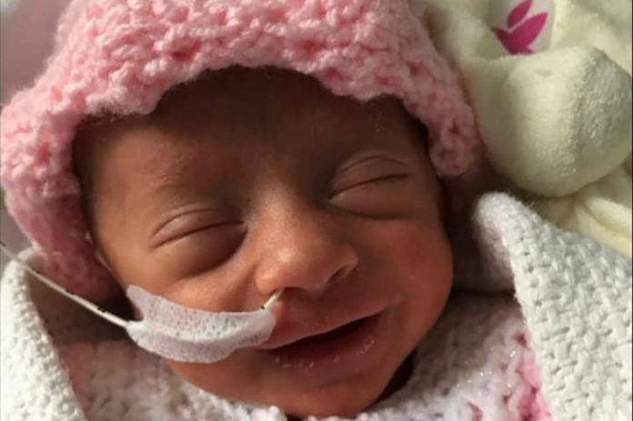 Conheça o  sorriso esperançoso do bebê prematuro que derrotou o coronavírus