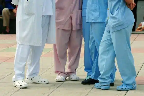 Crocs doa sapatos para profissionais de saúde que lutam contra o coronavírus revistapazes.com - Crocs doa sapatos para profissionais de saúde que lutam contra o coronavírus