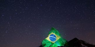 Na Suíça, bandeira brasileira é projetada em montanha com desejos de força aos brasileiros contra o coronavírus