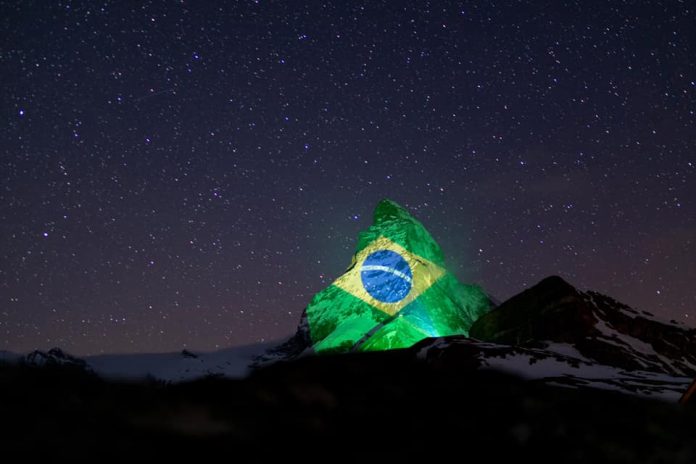 Na Suíça, bandeira brasileira é projetada em montanha com desejos de força aos brasileiros contra o coronavírus