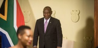 Presidente sul-africano  suspende e multa ministra de comunicação por descumprir quarentena