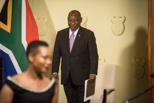 Presidente sul-africano  suspende e multa ministra de comunicação por descumprir quarentena