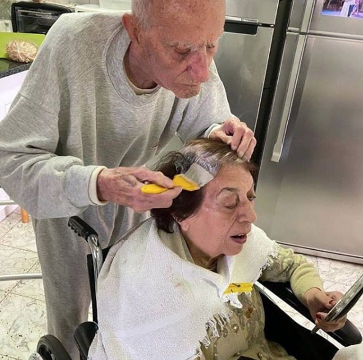 revistapazes.com - Este avô de 92 anos cuida da esposa em quarentena: amor eterno