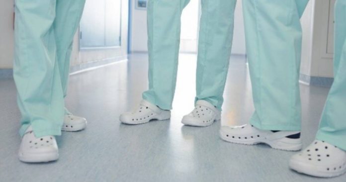 Crocs doa sapatos para profissionais de saúde que lutam contra o coronavírus