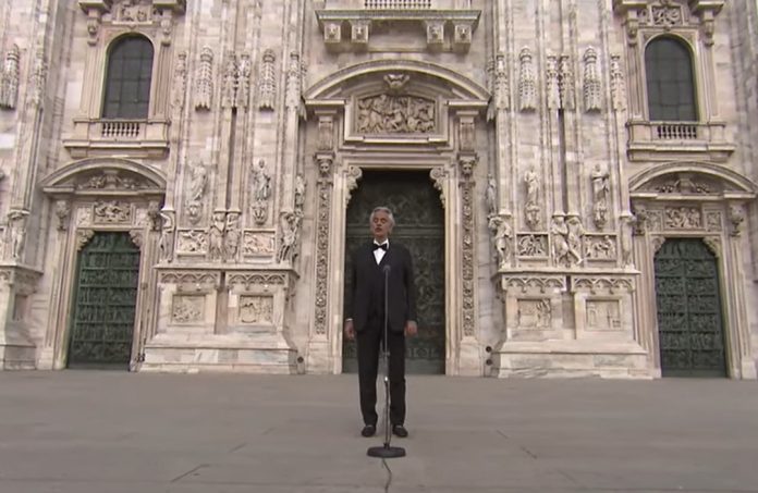 O dia em que Andrea Bocelli emocionou o mundo apresentando-se na Catedral de Milão. Assista